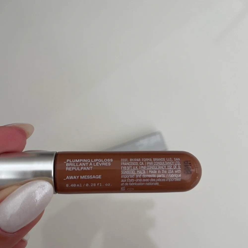 NIB REM Beauty On Your Collar Plumping Lip Gloss - Picture 3 of 3